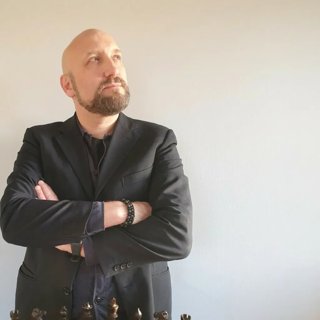 Porträtt av IM Jesper Hall vid schackbrädet